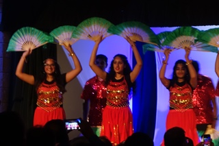 Christmas_5099 dance fans_320.JPG